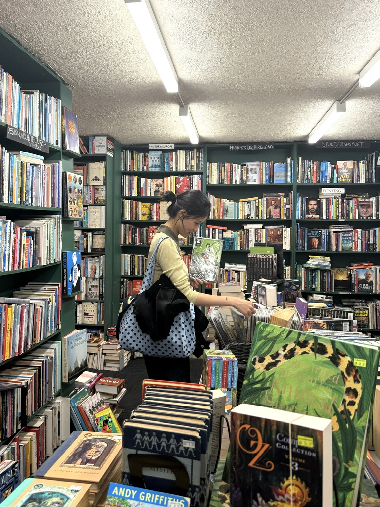 📚🙂↔️
